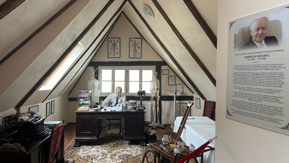 Nejvyšší patro muzea patří zakladateli sbírky, karlovarskému balneologovi MUDr. Jaroslavu Dolinovi