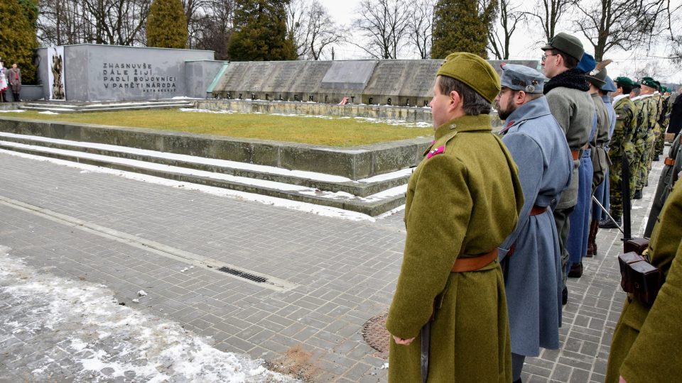 Vojáci v dobových uniformách u památníku Sedmidenní války