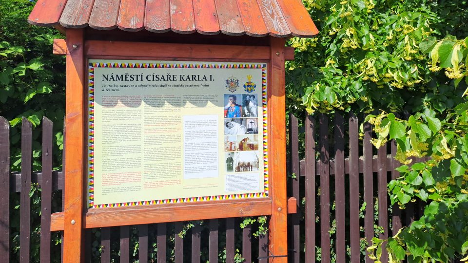 Náměstí před zámkem upomíná na posledního rakousko-uherského císaře | foto: Romana Kubicová, Český rozhlas Náměstí před zámkem upomíná na posledního rakousko-uherského císaře