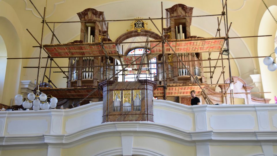 Rozestavěné varhany v kostele sv. Valentina v Příboře