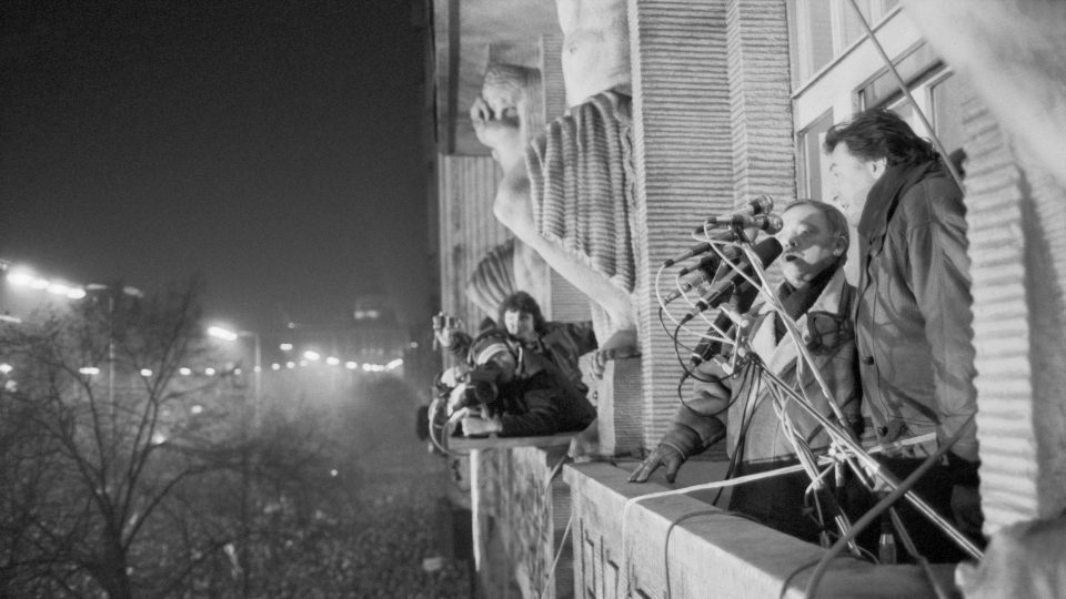 Zpěváci Karel Gott (vpravo) a Karel Kryl na balkonu Melantrichu na Václavském náměstí během demonstrace, na níž společně zazpívali státní hymnu.