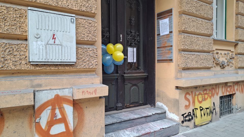 Nápisy proti ruské invazi na budově bývalého ruského konzulátu v Ostravě
