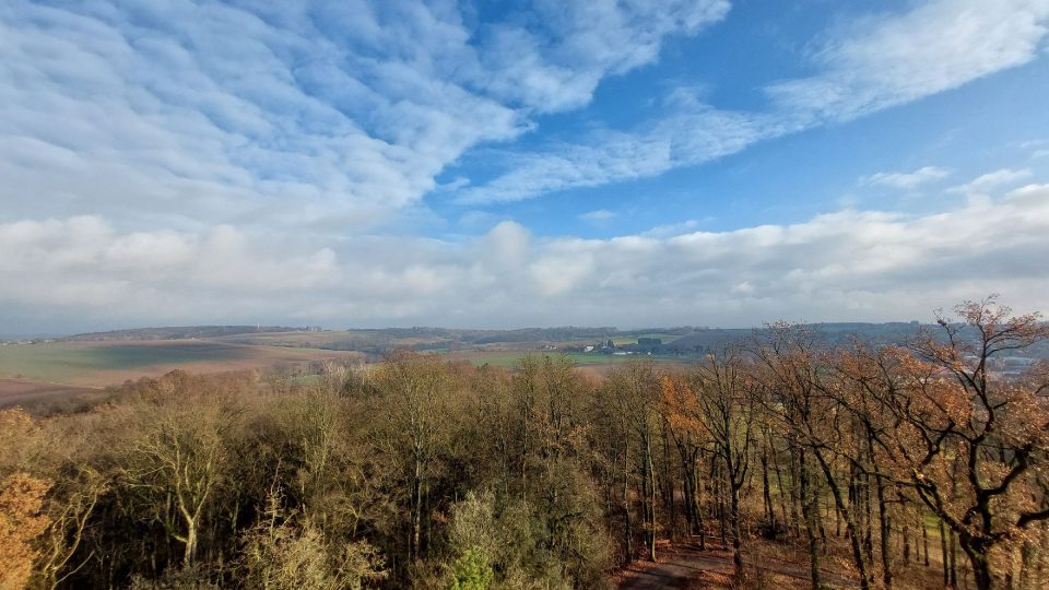 Pohled ze zámeckého ochozu přes lesopark do krajiny