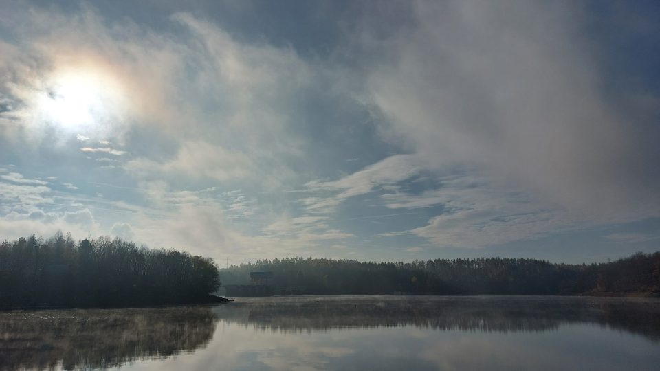 Dalešická přehrada díky přečerpávací elektrárně v zimě nezamrzá