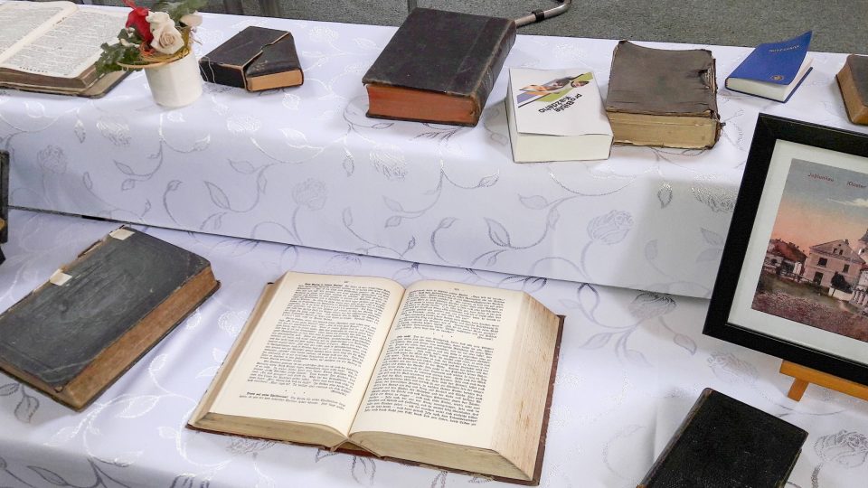 V rozsáhlé muzejní sbírce biblí a další křesťanské literatury je v současné době na pět tisíc exponátů