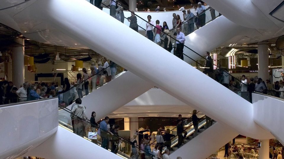 Obchodní dum Selfridges v Birminghamu- eskalátory | foto: archiv Elišky Kaplicky Obchodní dum Selfridges v Birminghamu- eskalátory