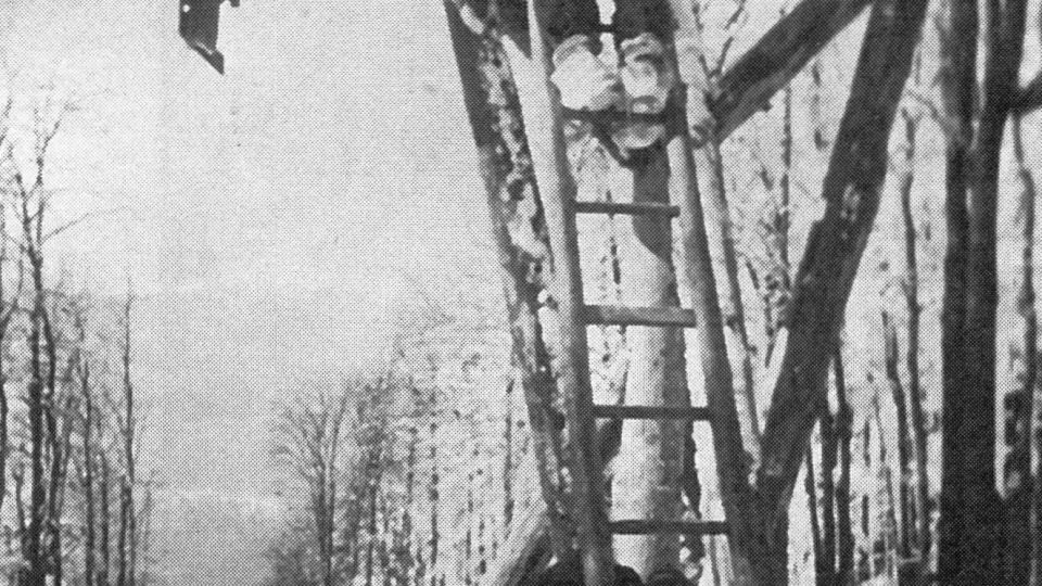 Montáž sloupů lanovky v roce 1940