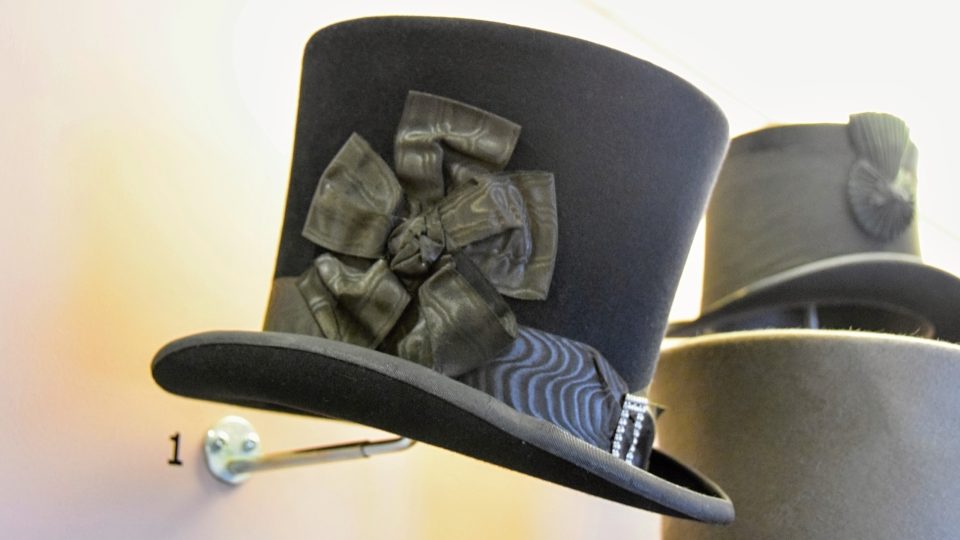 0313 Replika nejstaršího klobouku v expozici Muzea Novojičínska (1. polovina 19. století).JPG