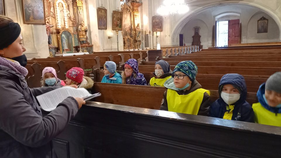 Budišovičtí předškoláci si v kostele užívají dobrodružnou pátračku