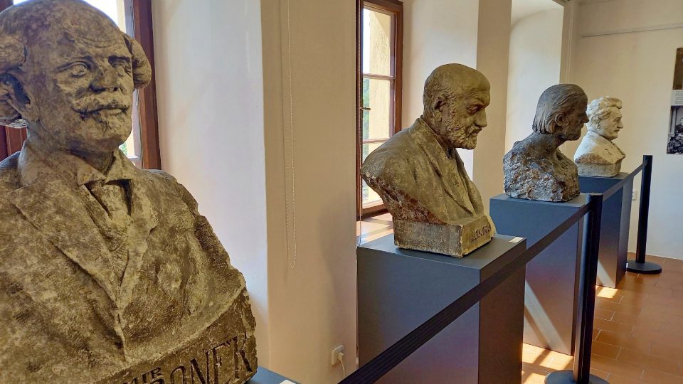 Busty velikánů na výstavě k výročí Národního sadu v Muzeu Zdeňka Buriana