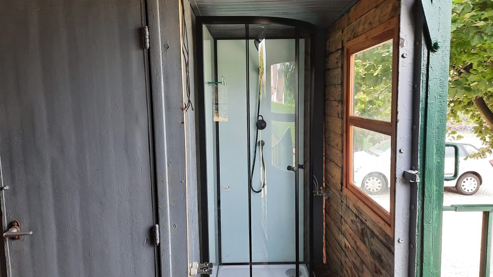 Netradiční ubytování v poštovním voze v Úvalnu u Krnova | foto: Iva Havlíčková, Český rozhlas Netradiční ubytování v poštovním voze v Úvalnu u Krnova