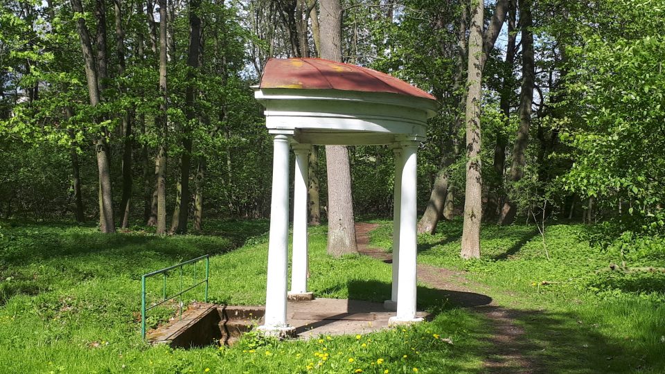 Altánek u Jindřichova pramene | foto: Markéta Vejvodová, Český rozhlas Altánek u Jindřichova pramene