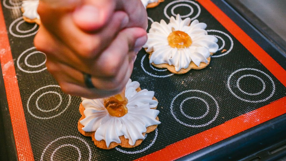 Prostředek dozdobíme zavařeninou