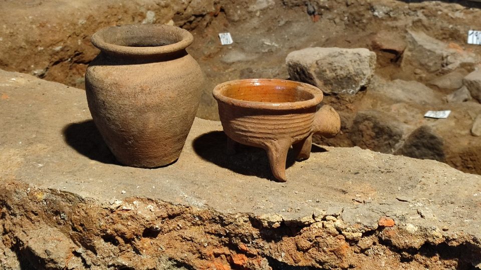 Dvě z dochovaných nádob, nalezených v ústí středověké pece