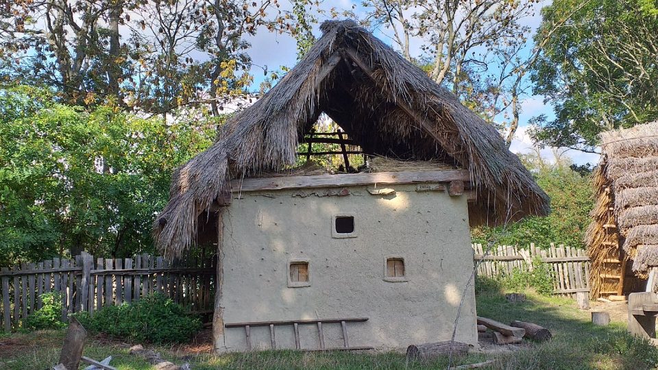 Díky jednotlivým objektům se můžete projít historií od mladší doby kamenné až po raný středověk