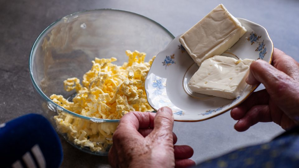 K nastrouhanému máslu přidáme tavené sýry