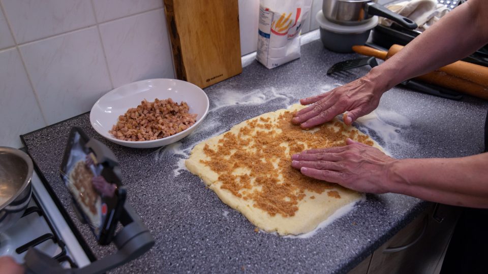 Na rozválené těsto navrstvíme opraženou strouhanku