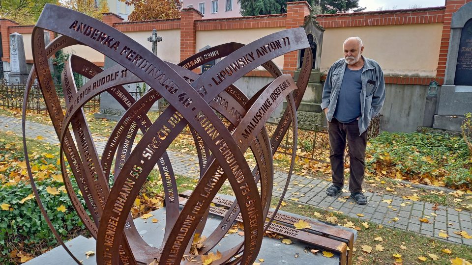 Pomník se jmény obětí na městském hřbitově a iniciátor projektu Zdeněk Mateiciuc