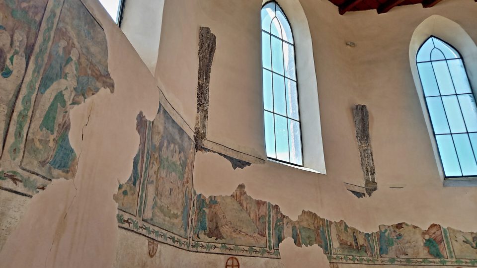 Z výzdoby se dochovaly unikátní fresky z první půlky 15. století