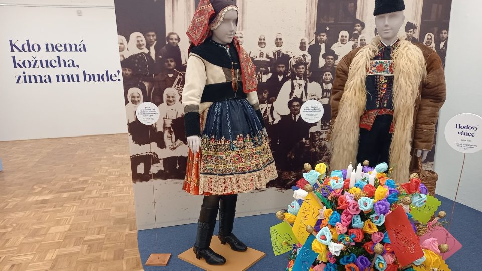 Výstava nabízí několik desítek součástí lidového oděvu, který se na Slovácku nosil v chladném počasí