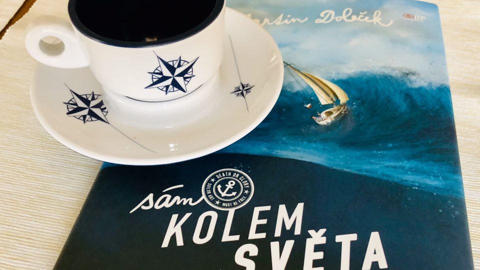 Speciální šálek na kymácející se loď - i s knihou Martina Dolečka | foto: archiv Petra Voldána Speciální šálek na kymácející se loď - i s knihou Martina Dolečka