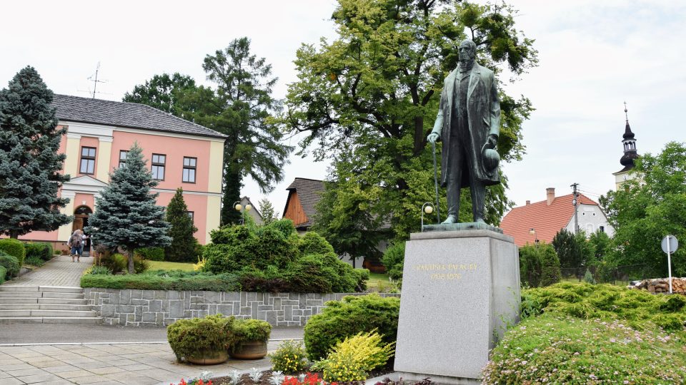 Pomník Františka Palackého na návsi v Hodslavicích