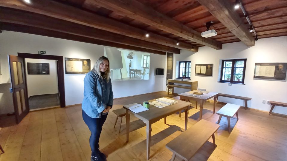 Ve školské expozici na snímku průvodkyně rodného domu Barbora Žitníková | foto: Petra Štrymplová, Český rozhlas Ve školské expozici na snímku průvodkyně rodného domu Barbora Žitníková