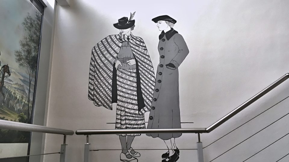 Jeden z obrázku v novojičínském infocentru, který má návštěvníky připravit na výstavu klobouků