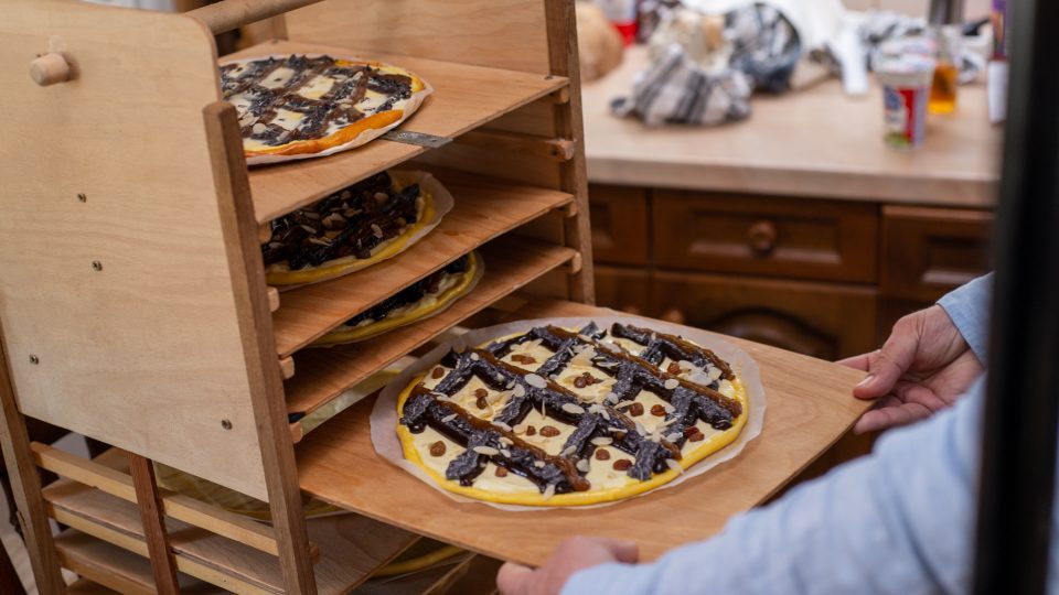 Zdobení koláčů se meze nekladou | foto: Martin Čuřík Zdobení koláčů se meze nekladou