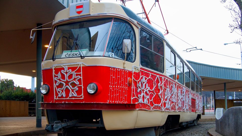 Vánoční tramvaj je historický model T3 z roku 1967