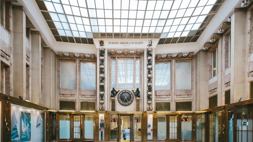 Pasáž paláce Adria má ve slepém zálivu orloj s výtvarnou dekorací ve tvaru zodiaku. Celá pasáž je pak prosvětlená střešním oknem. Výzdoba v interiéru připomíná newyorské Rockefellerovo centrum