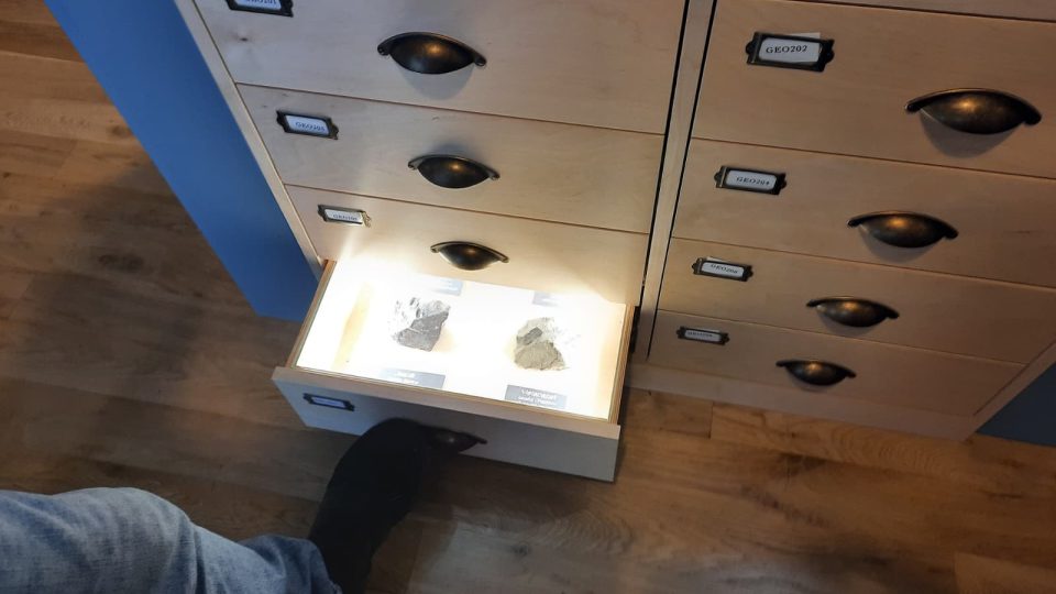 Zásuvky plné archeologických nálezů | foto: Iva Havlíčková, Český rozhlas Zásuvky plné archeologických nálezů