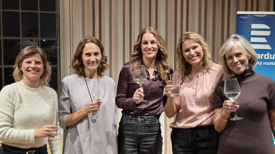 Nahrávka silvestrovských Záletů Aleny Zárybnické s moderátorkami pořadu Sama doma | foto: Zdeněk Novák, Český rozhlas Nahrávka silvestrovských Záletů Aleny Zárybnické s moderátorkami pořadu Sama doma