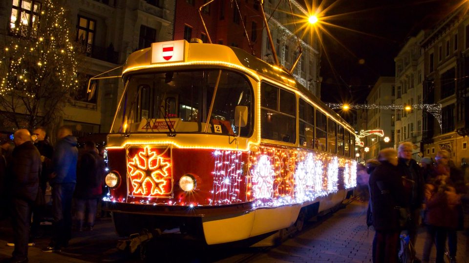 Vánoční tramvaj v brněnských ulicích