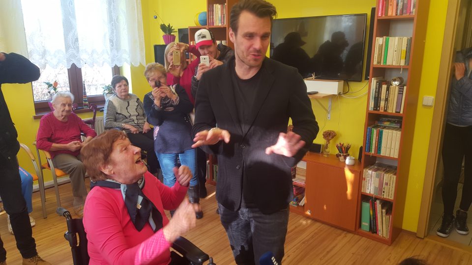Leoš Mareš a paní Zdenička, které právě herec, moderátor a také Ježíškovo vnouče koupil elektrický invalidní vozík