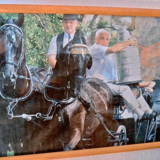 Zarámovaná fotka zachycující kladrubáky pana Brody a slavný Stanley Cup | foto: Petra Štrymplová,  Český rozhlas,  Český rozhlas