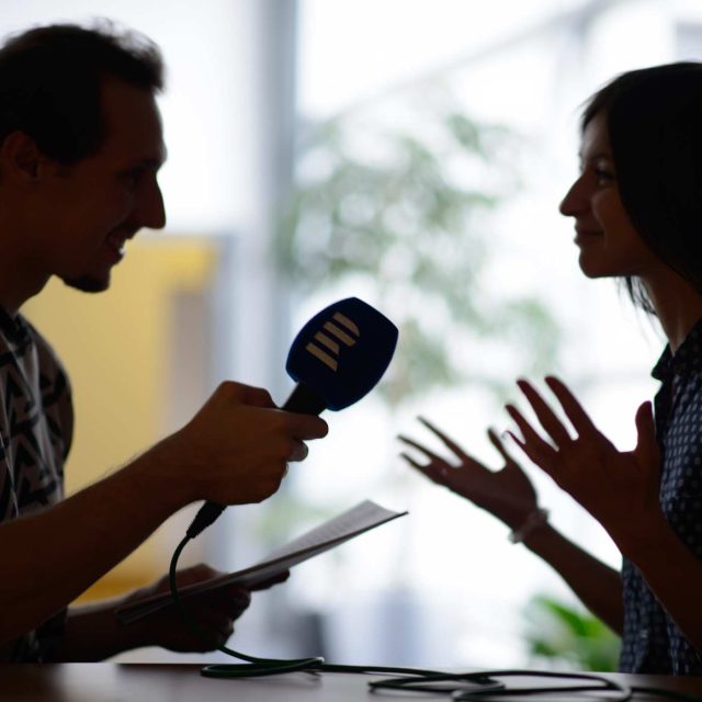 Lidé si mohou pro třetí dávku vakcíny přijít i bez registrace do kteréhokoli očkovacího centra | foto: Josef Vostárek,  ČTK
