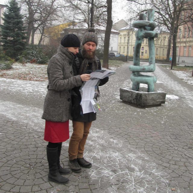 Ilona Rozehnalová a Jakub Ivánek s mapou 'Ostravských soch' u Milenců Maria Kotrby v Husově sadu | foto: Dagmar Misařová,  Český rozhlas,  Český rozhlas