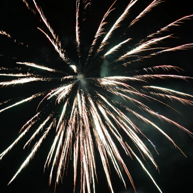 Novoroční ohňostroj,  rachejtle,  zábavní pyrotechnika,  oslava nového roku,  vítání roku 2016,  Silvestr  (ilustrační foto) | foto: Anna Jadrná,  Český rozhlas