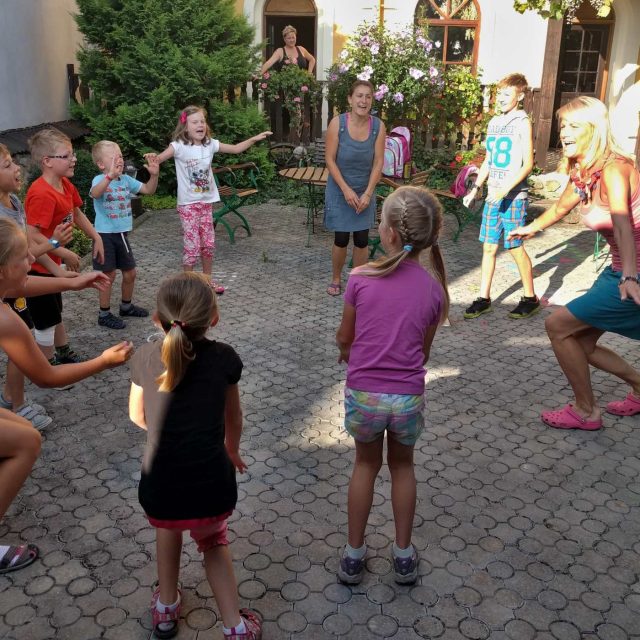 Děti z klubu Stromeček předvádějí indiánský pokřik | foto: Michal Polášek