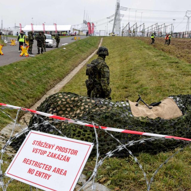 Střežený prostor rozvodny Kletné | foto: Michal Polášek