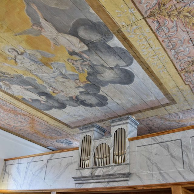 Restaurovaný původní malovaný strop a varhany | foto: Michal Polášek