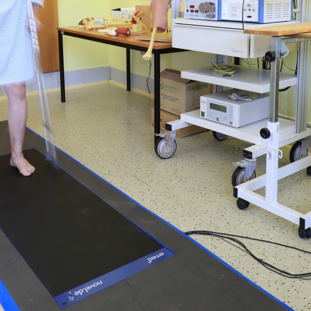 Pacientka chodí sem a tam po speciálním chodníku. Obraz nohy se přenáší do počítače | foto: Jiří Kohut