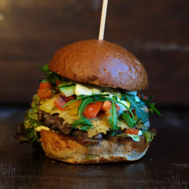 Chuť burgeru může kromě zeleniny doladit třeba sýr | foto: Pavel Koutník