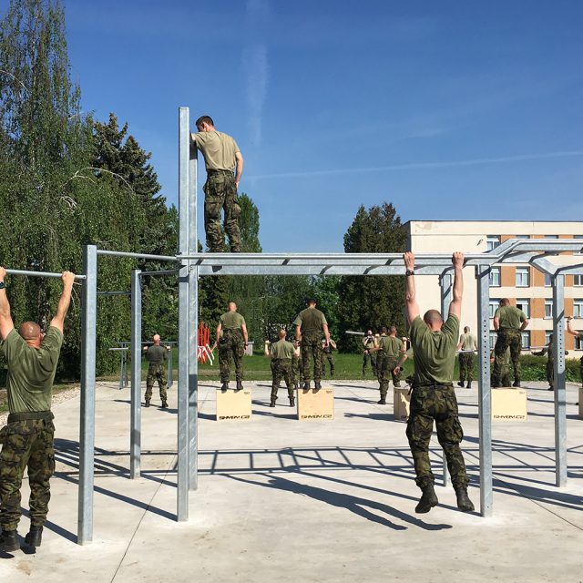 Sundejte blůzy,  nebudete je potřebovat! Chrudimští výsadkáři cvičí aktivní zálohy | foto: Josef Kopecký,  Český rozhlas
