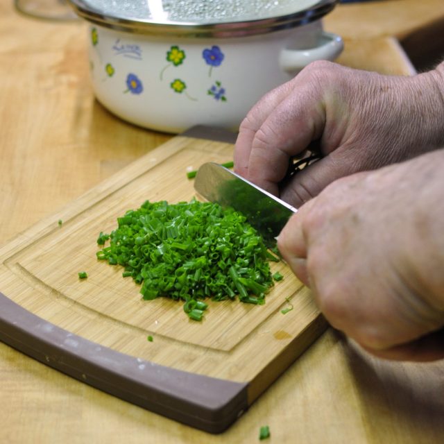 Pažitku nakrájíme nadrobno | foto: Martin Čuřík