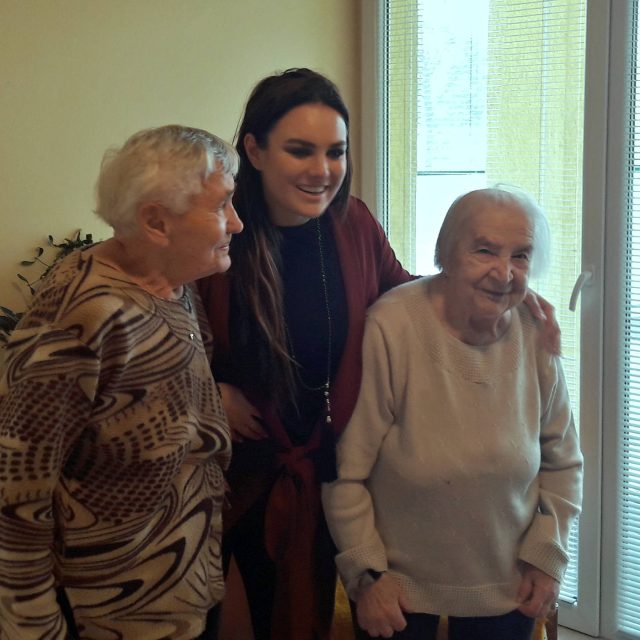 Paní Maruška a paní Wanda a Ježíškovo vnouče Ewa Farna | foto: Iva Havlíčková,  Český rozhlas