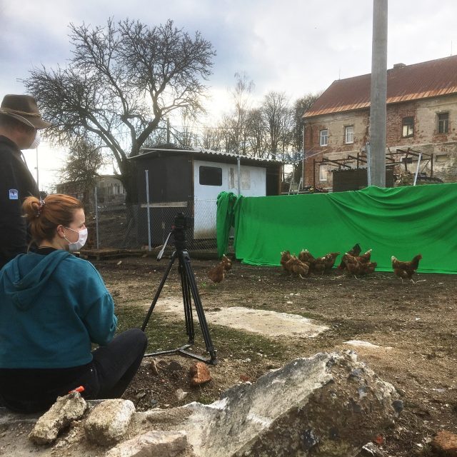 Petr Mikšíček a produkční Marieta Poliaková při natáčení trikových záběrů na Farmě Fojtov u Karlových Varů pro vizualizace do scének z prostředí Krušných hor | foto: Josef Šorfa,  Český rozhlas