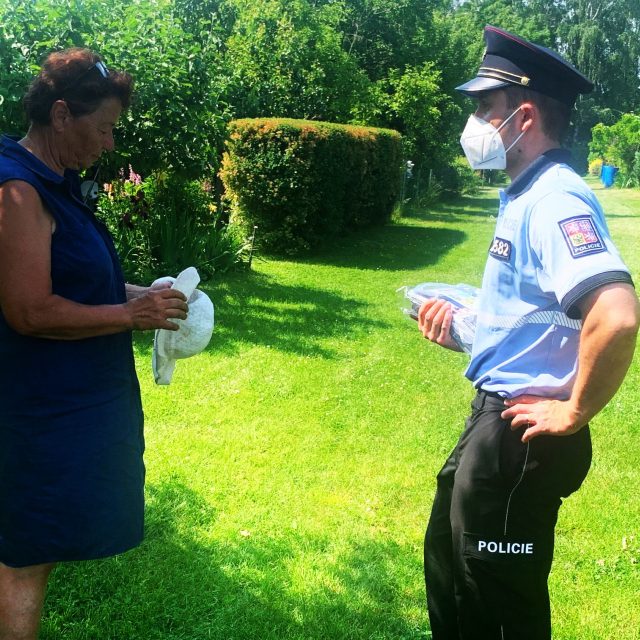 Policisté rozdávají lidem letáky s upozorněním,  jak se proti vloupání co nejlépe zabezpečit | foto: Václav Plecháček,  Český rozhlas,  Český rozhlas