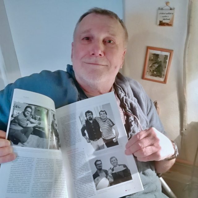 Milan Švihálek ukazuje fotografie,  na kterých je zachycený s Jiřím Vrožinou | foto: Dagmar Misařová,  Český rozhlas